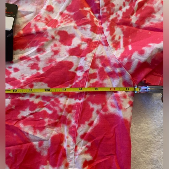 NWT Marilyn Monroe Scrub Top - Picture 4 of 5